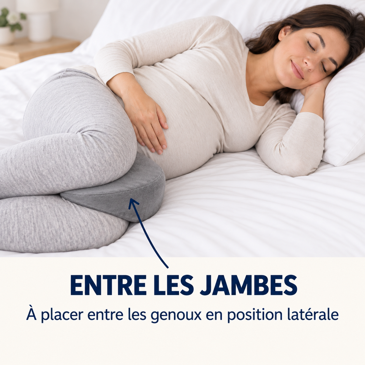 Cale-ventre placé entre les genoux en position allongée sur le côté