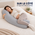 Femme enceinte allongée sur le côté avec le coussin en J