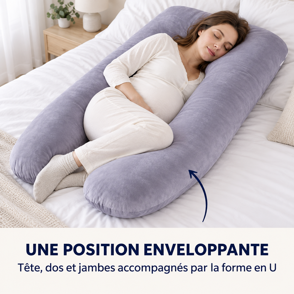 Femme enceinte allongée sur le côté dans le coussin en U